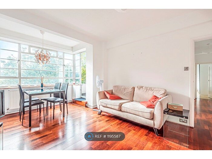 2 Bedroom Flat To Rent In Dumbarton Court, Brixton Hill, SW2