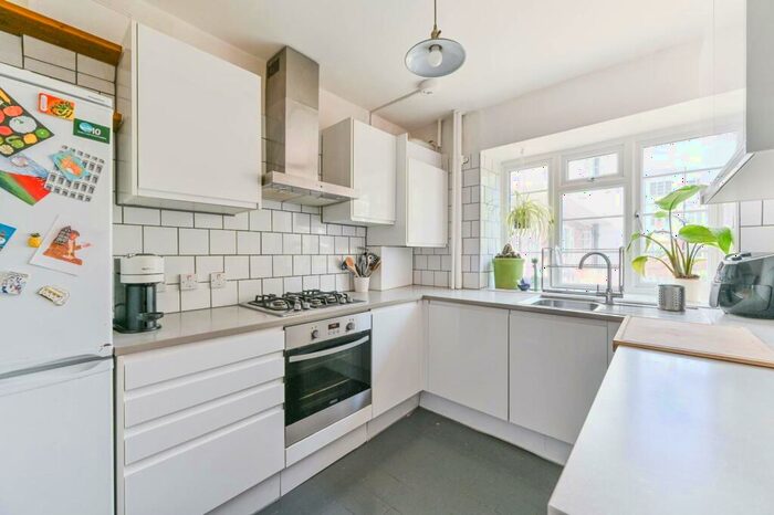 3 Bedroom Flat To Rent In The Woodlands, Upper Norwood, London, SE19