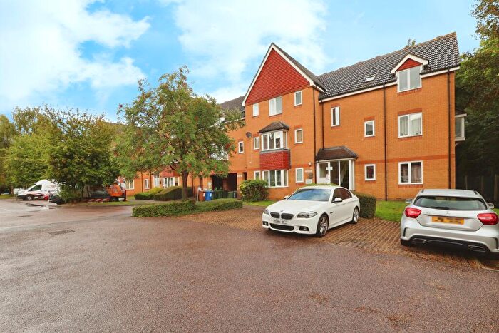 2 Bedroom Flat For Sale In Redoubt Close, Hitchin, SG4