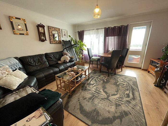 2 Bedroom Maisonette For Sale In Michaelgate, Byker, Newcastle Upon Tyne, NE6