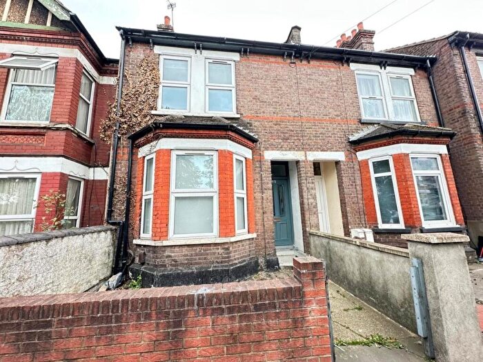 4 Bedroom Terraced House To Rent In Dallow Road, Luton, Bedfordshire, LU1