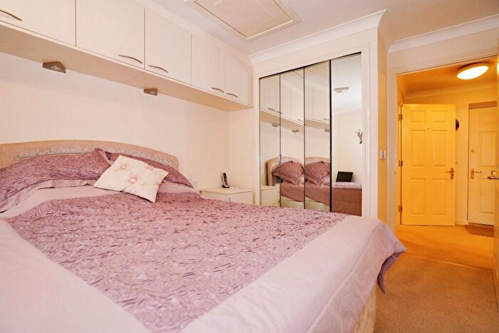 1 Bedroom Flat For Sale In Southdown Road, Southdown, Harpenden, AL5