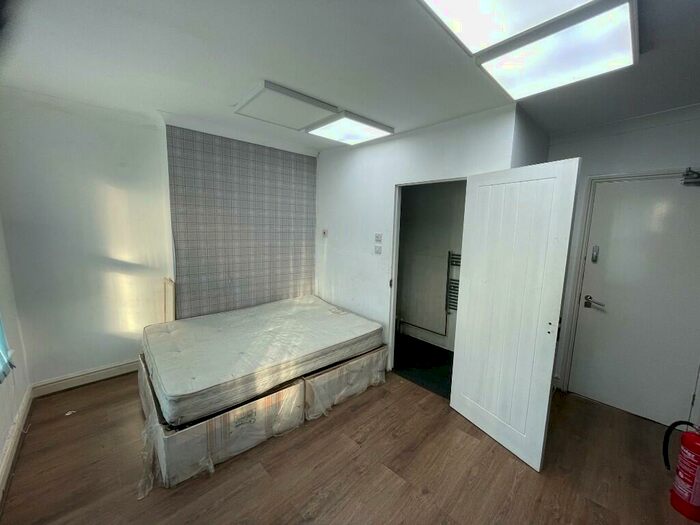 Studio To Rent In Dalston, London, N16