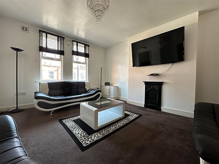 2 Bedroom Flat To Rent In Farmside Place, Manchester, M19