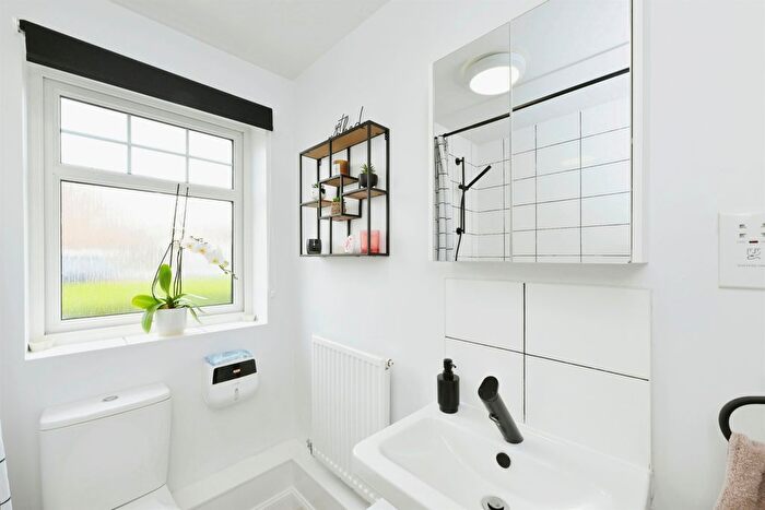 2 Bedroom Flat For Sale In Fieldfare Way, Harlow, CM17