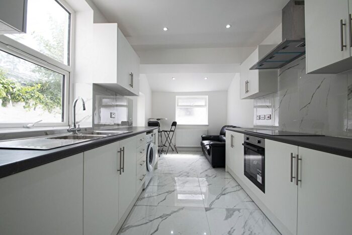 6 Bedroom Terraced House To Rent In Splott Road, Splott, CF24