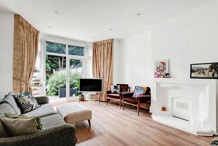 3 Bedroom Flat To Rent In Hoop Lane, London, NW11