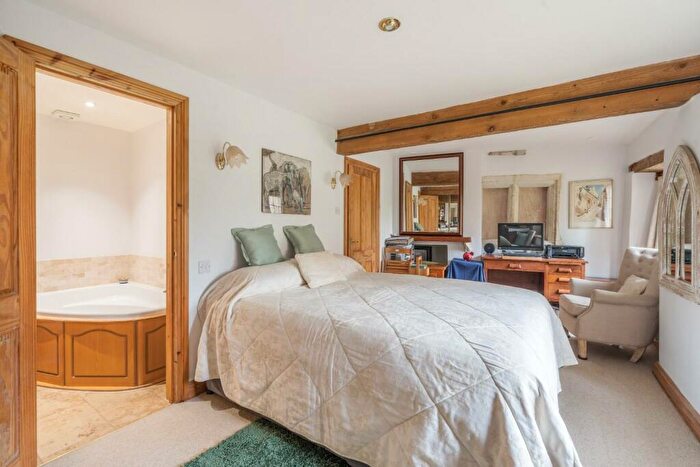 2 Bedroom Cottage For Sale In London Road, Stroud, GL5