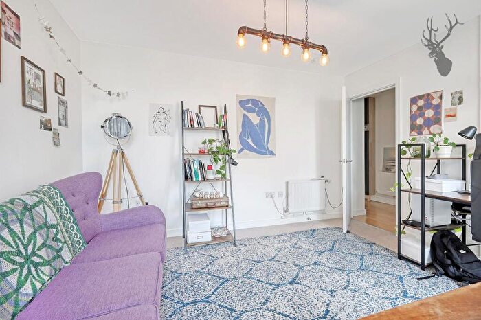 2 Bedroom Apartment To Rent In Trafalgar Gardens, Stepney Green, E1