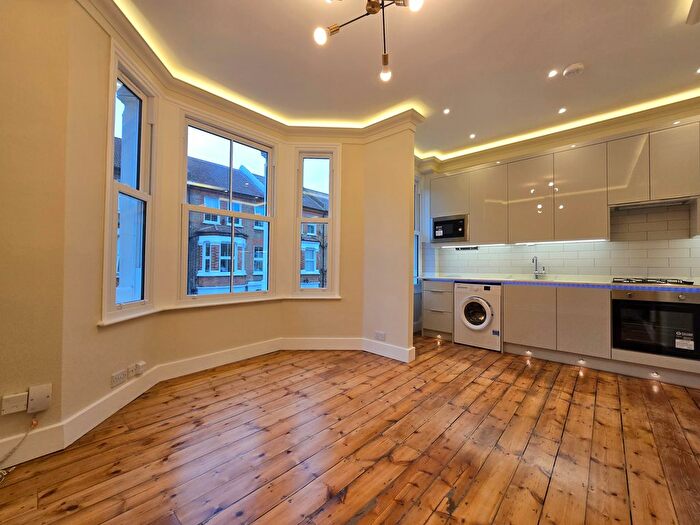 2 Bedroom Flat To Rent In Rita Road, Vauxhall, SW8