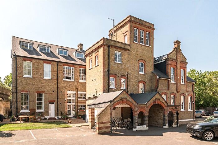 3 Bedroom Flat To Rent In College Green Court, - Barrington Road, London, SW9