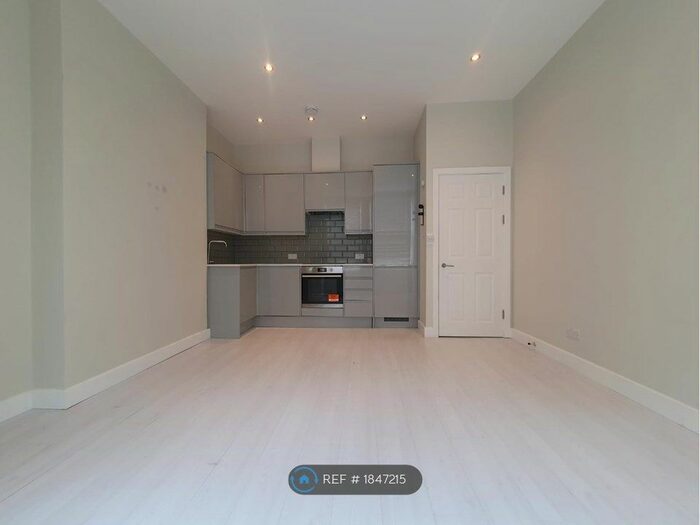 2 Bedroom Flat To Rent In Church Lane, London, N8