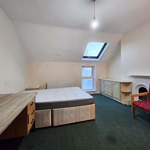 9 Bedroom End Of Terrace House To Rent In Brighton Grove, Manchester, M14