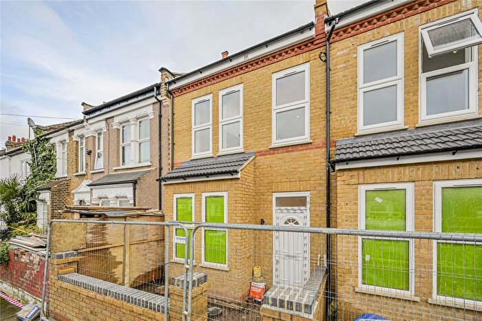 3 Bedroom Terraced House For Sale In Grainger Road, Wood Green, London, N22