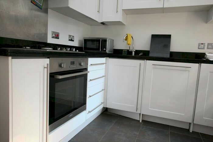 1 Bedroom Flat To Rent In Harmsworth Street, London, SE17