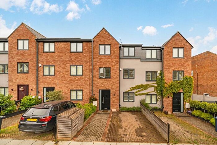 4 Bedroom Terraced House For Sale In Sutton Road, London, N10