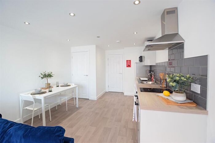 1 Bedroom Flat To Rent In High Street - Student Apartment - /, LN5