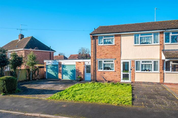 3 Bedroom Semi-Detached House For Sale In Throckmorton Road, Alcester, B49