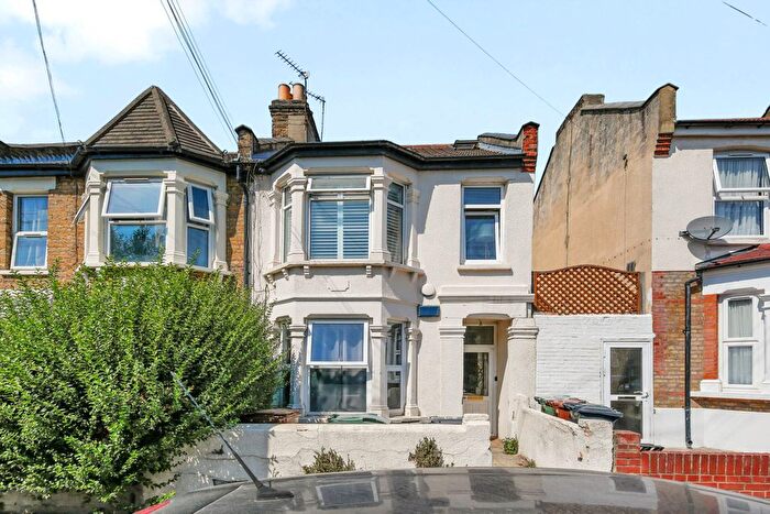 3 Bedroom Flat To Rent In Claude Rd, Leyton, E10