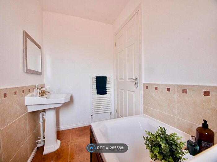 2 Bedroom Flat To Rent In Cathcart Road, Rutherglen, G73