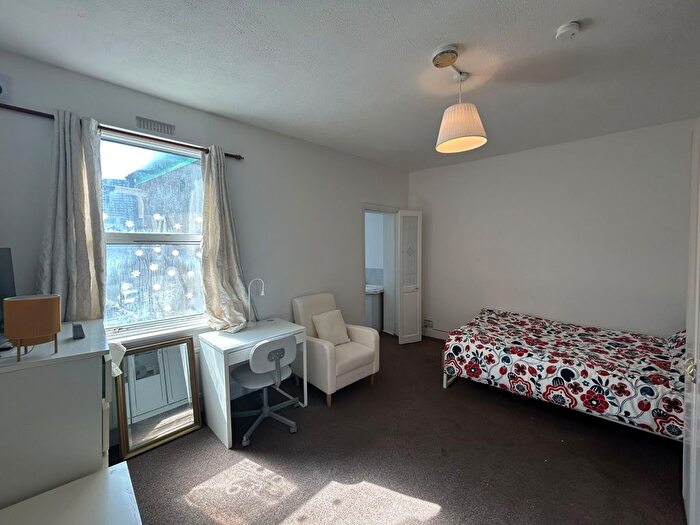 1 Bedroom Studio To Rent In Kingsley Road, TW3
