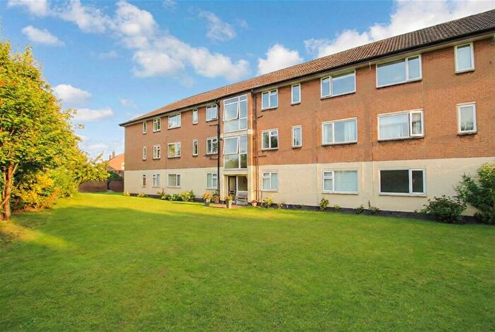 2 Bedroom Apartment To Rent In Abbots Close, Sale, M33