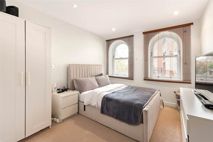 2 Bedroom Flat For Sale In Wendle Square, London, SW11