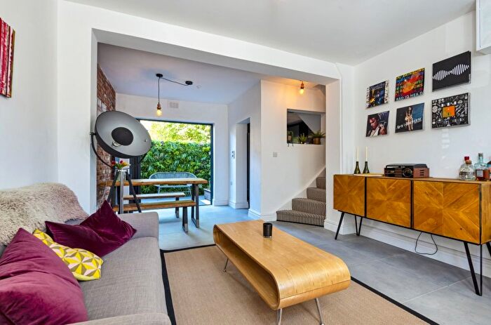 2 Bedroom Detached House For Sale In Shepherds Bush, London, Hammersmith Amp; Fulham, W12