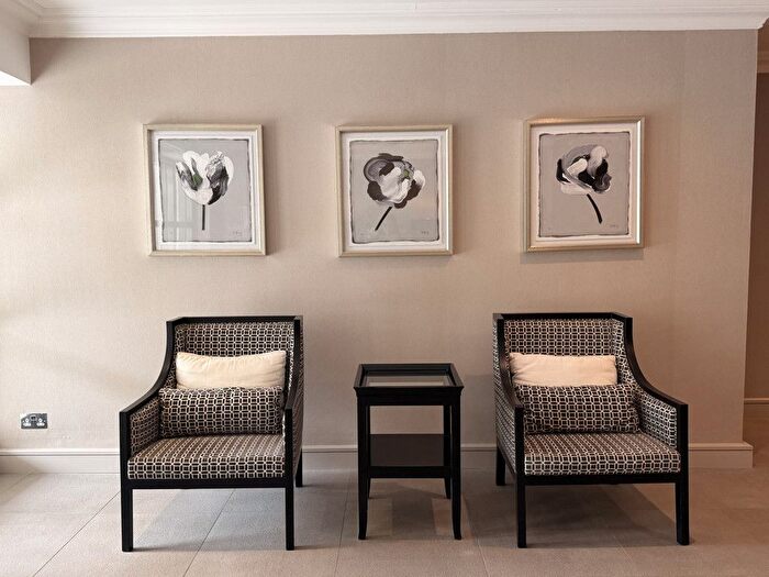 1 Bedroom Flat To Rent In Redwood Mansions, Chantry Square, W8