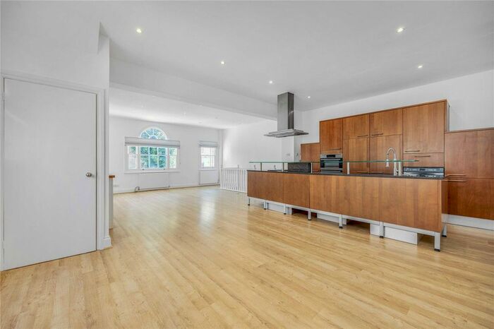 3 Bedroom Flat To Rent In Kempson Road, Fulham, London, SW6