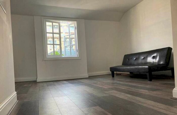 Flat To Rent In Bishops Bridge Road, London, W2