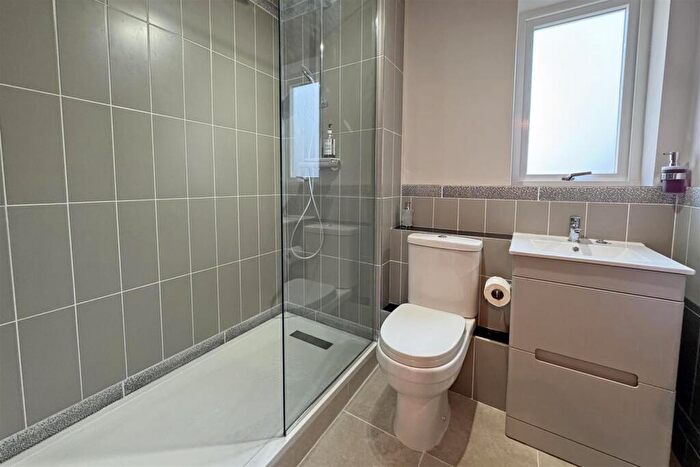 2 Bedroom Flat For Sale In Godalming, GU7