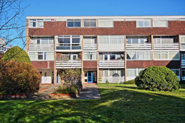 2 Bedroom Flat To Rent In Hillview Court, Woking, GU22