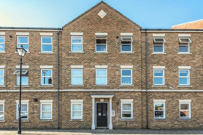 2 Bedroom Apartment To Rent In Kingsgate, Aylesbury, HP19