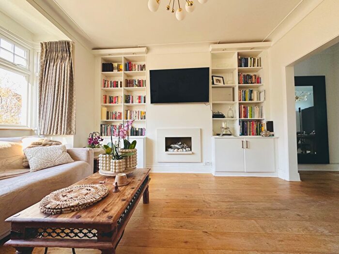 4 Bedroom Semi Detached House For Sale In Neville Road, Kingston Upon Thames, KT1