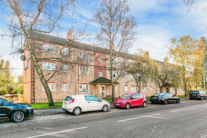 2 Bedroom Flat To Rent In Drakes Drive, St Albans, AL1