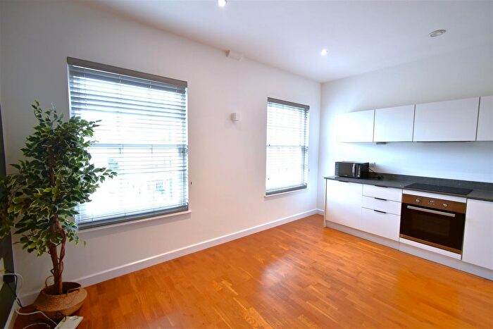 1 Bedroom Flat To Rent In Clarence Street, Staines-Upon-Thames, TW18