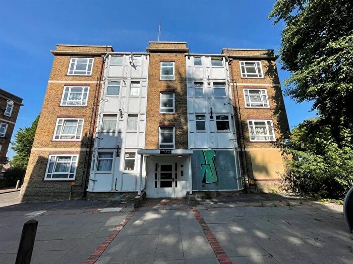 3 Bedroom Flat For Sale In Valley Grove, London, SE7