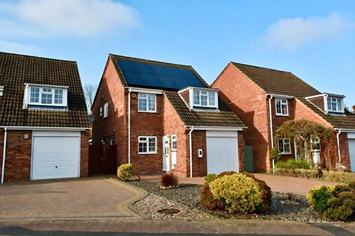 4 Bedroom Detached House For Sale In Mowbray Drive, Linslade, LU7
