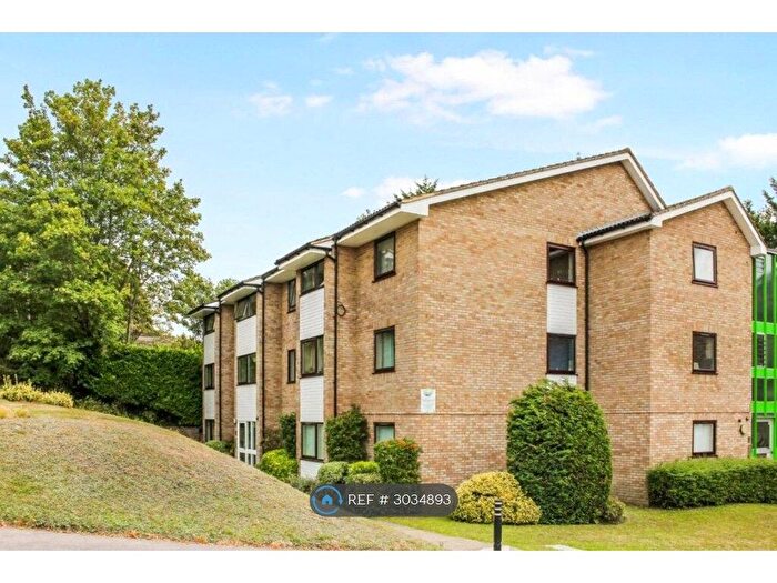 3 Bedroom Flat To Rent In Greencroft, Farnborough, GU14