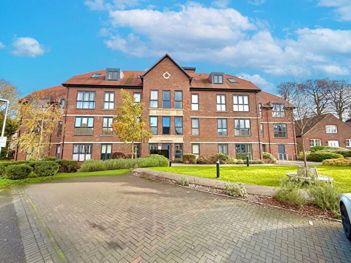 2 Bedroom Flat For Sale In Frances Drive, Dunstable, LU6