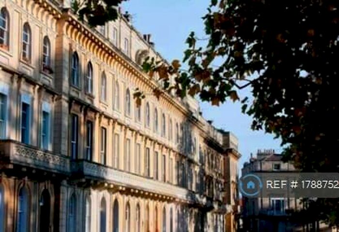 1 Bedroom Flat To Rent In Victoria Square, Bristol, BS8