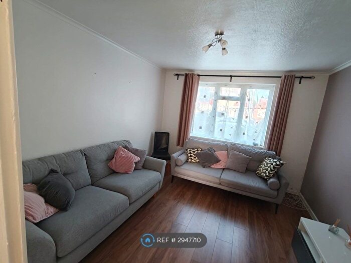 2 Bedroom Flat To Rent In Hodder Drive, Greenford, UB6