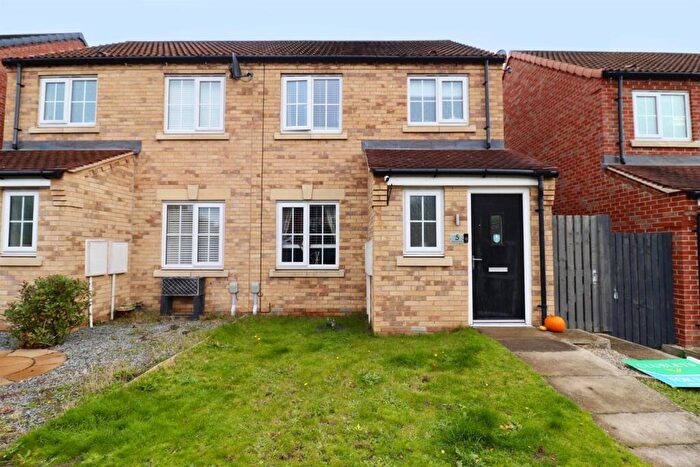 3 Bedroom Semi-Detached House For Sale In Haddon Close, Brough, HU15