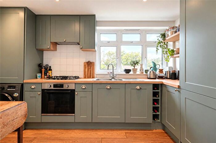2 Bedroom Apartment For Sale In Lugard Road, Peckham Rye, London, SE15