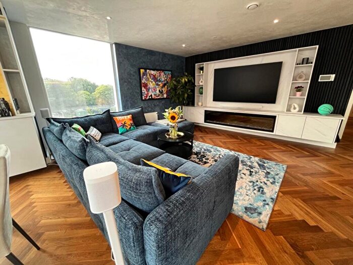 3 Bedroom Apartment To Rent In East Tower, Deansgate Square, Manchester, M15