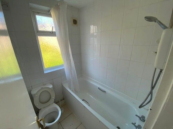 3 Bedroom Semi-Detached House To Rent In Coxford Drove, Southampton SO16