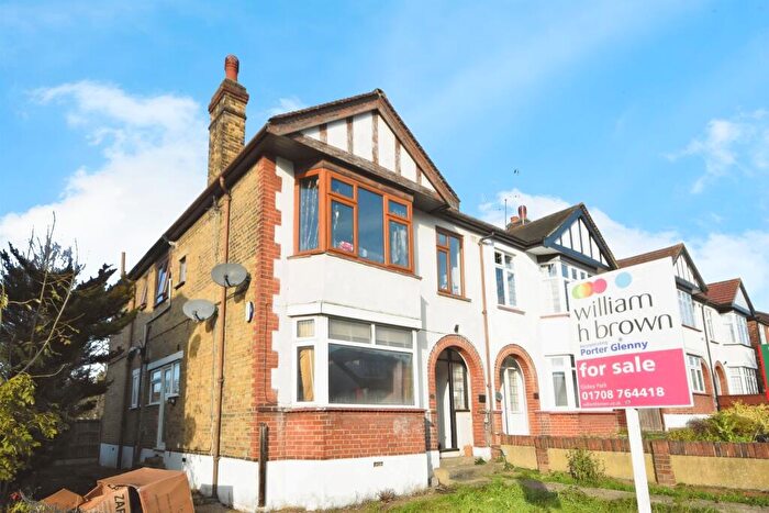 1 Bedroom House For Sale In Lodge Avenue, Romford, RM2