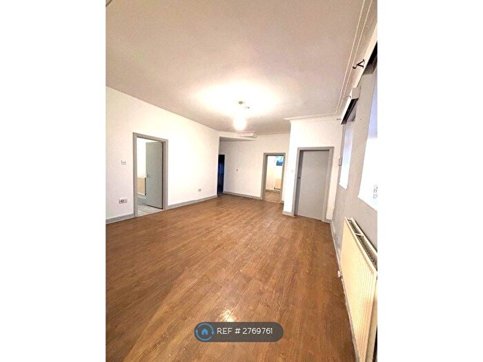 4 Bedroom Bungalow To Rent In Eastham Way, Salford, M38