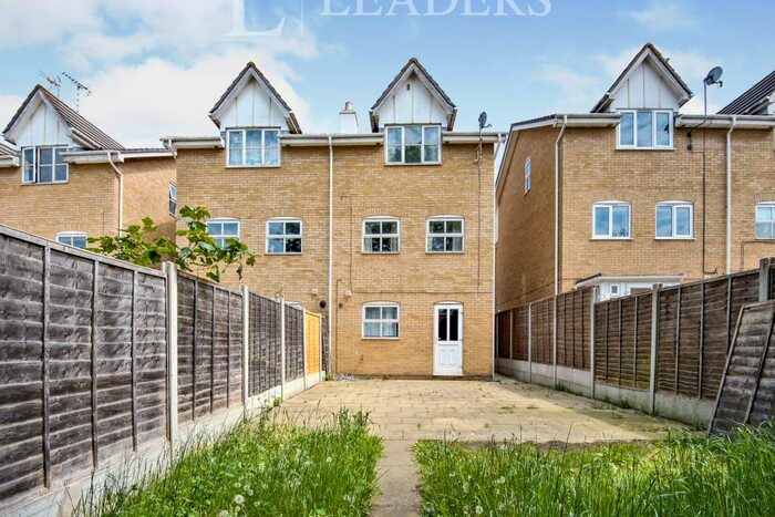 3 Bedroom Town House To Rent In Priory Avenue, Southend On Sea, Essex, SS2